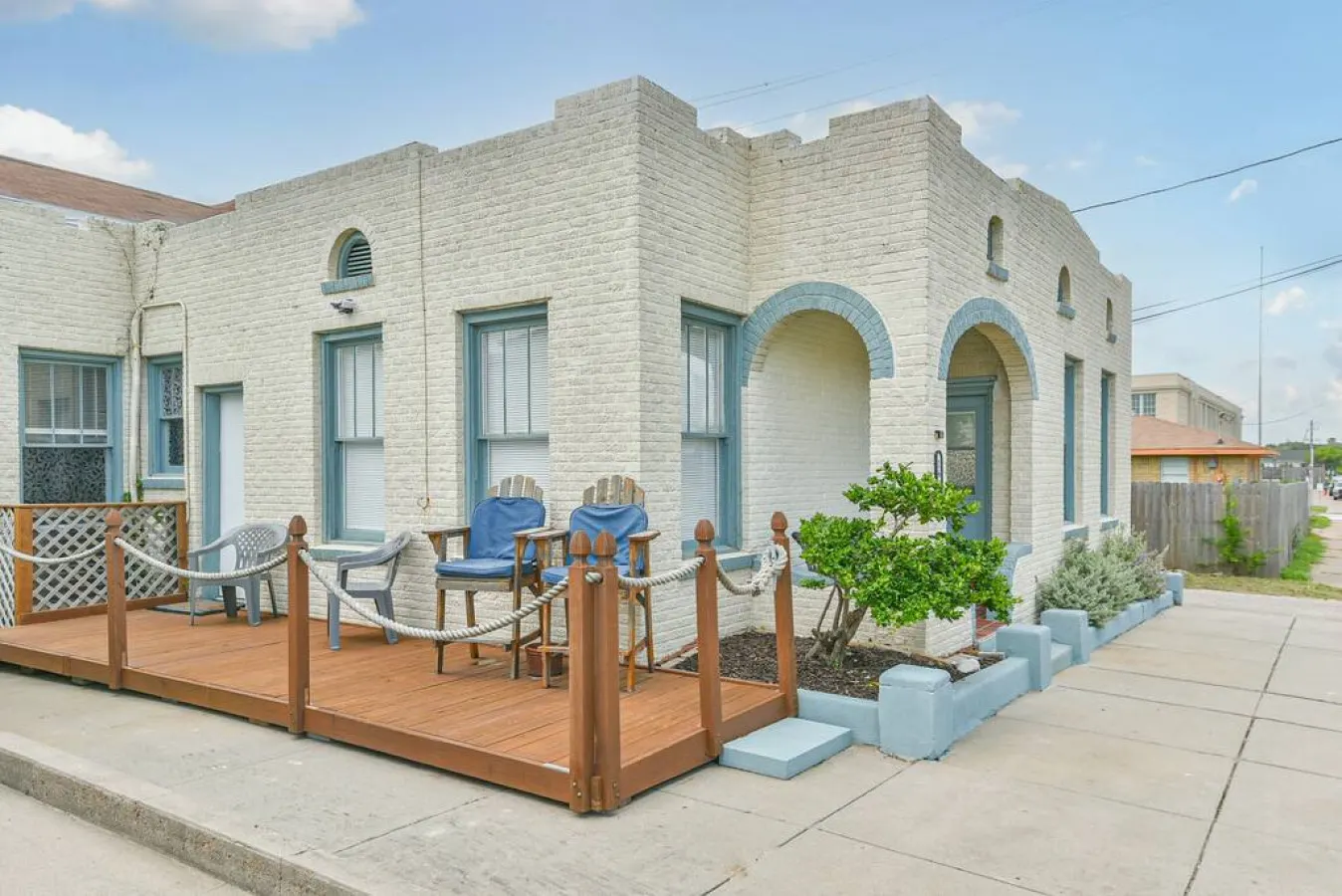 Coastal Blue Cottage is Steps to Beach and Seawall 4