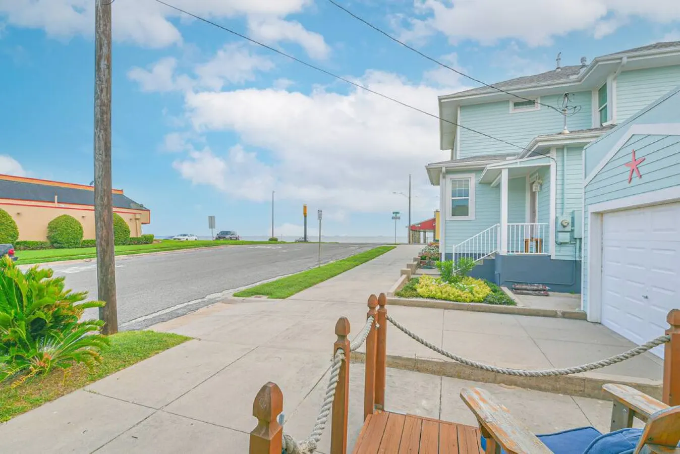Coastal Blue Cottage is Steps to Beach and Seawall 7
