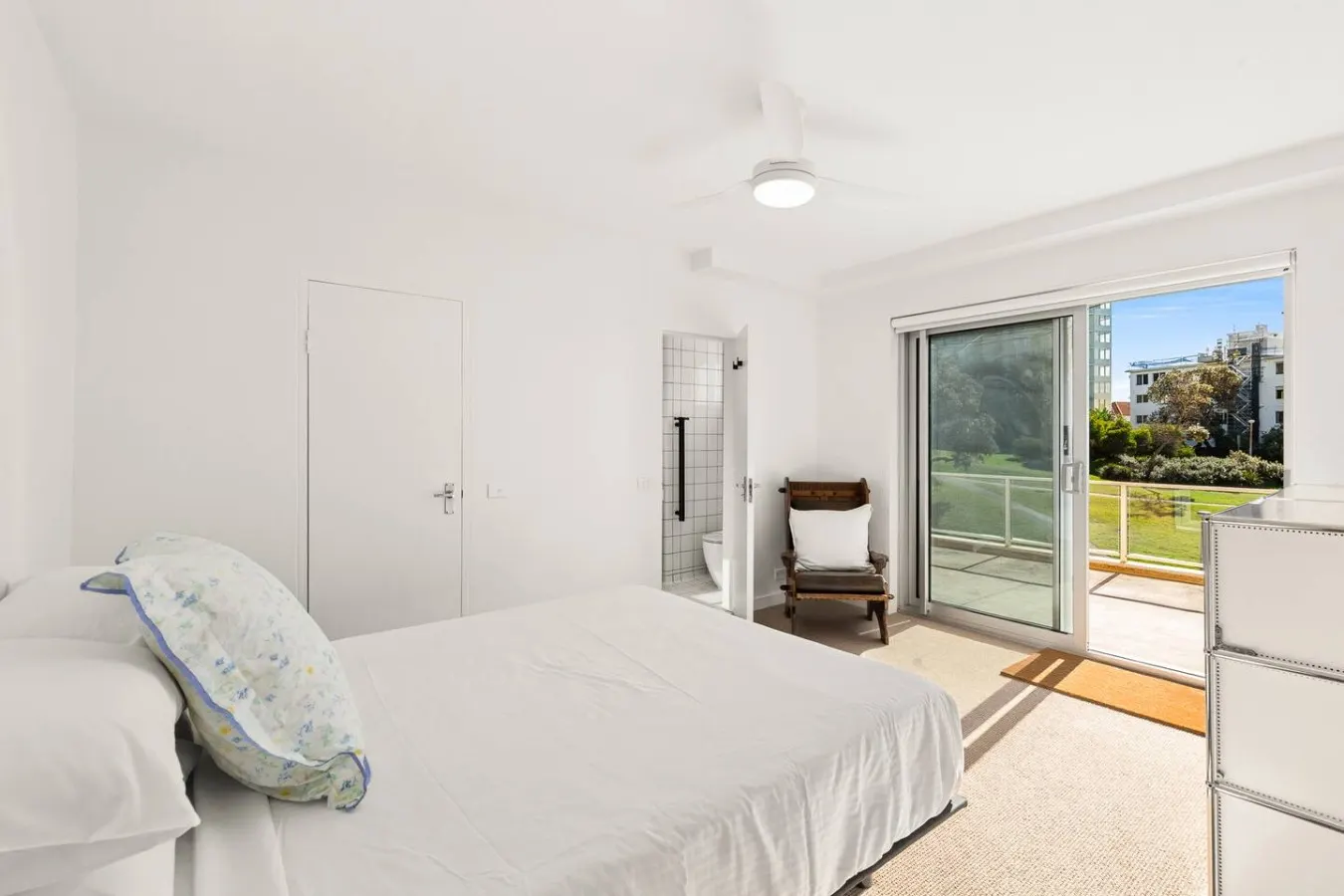 Oceanfront Bondi Escape with Spectacular Views 9