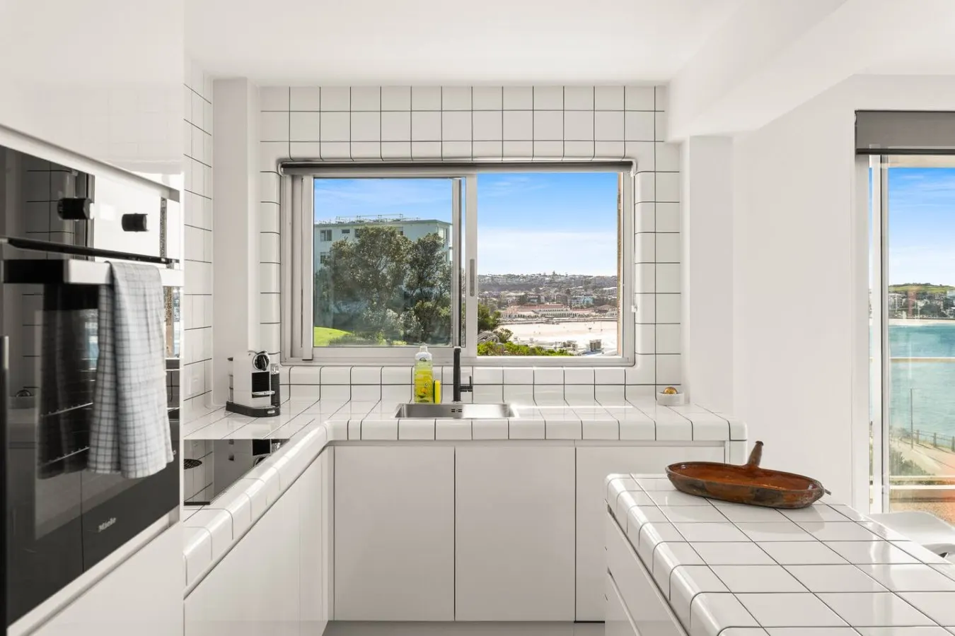 Oceanfront Bondi Escape with Spectacular Views 15