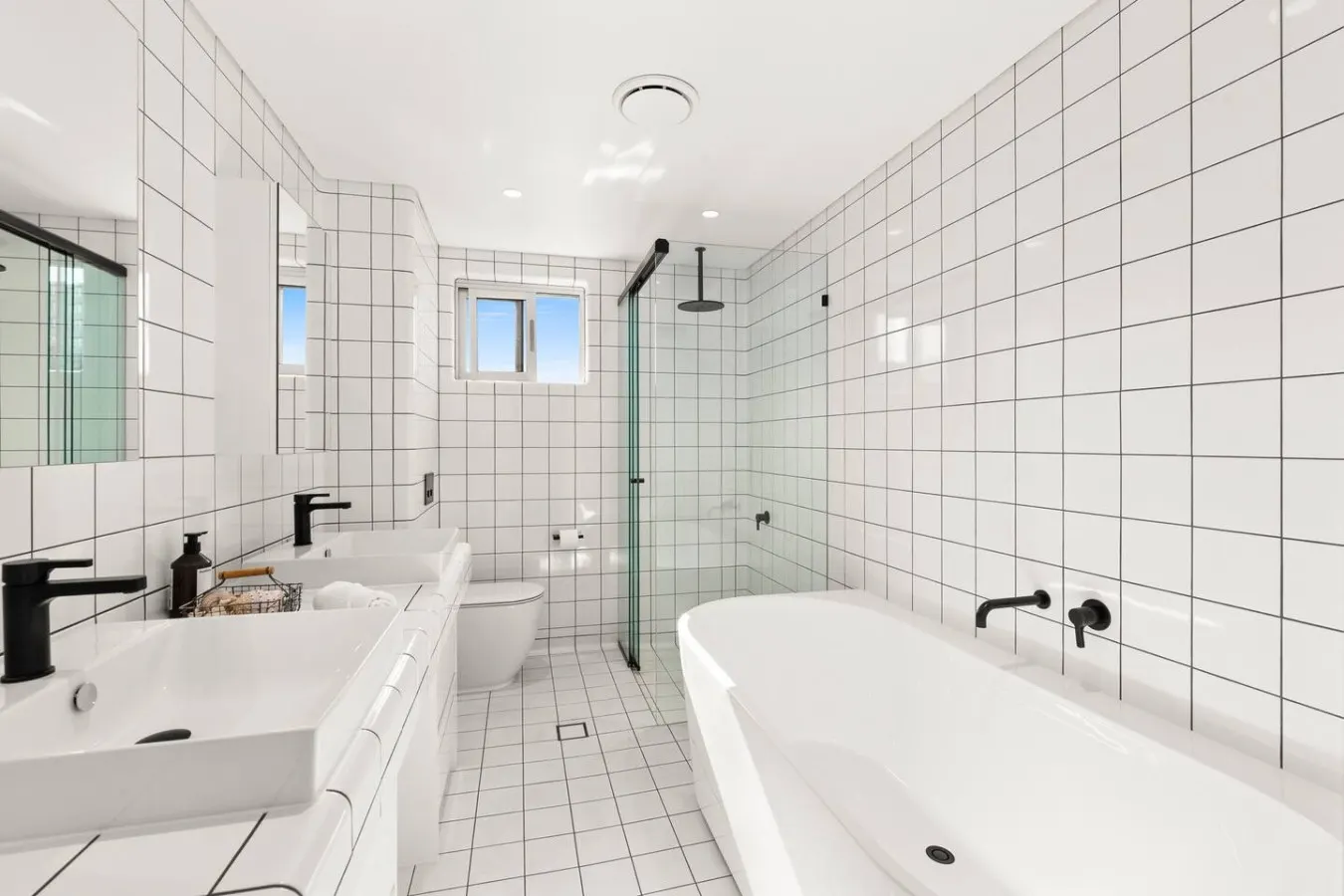 Oceanfront Bondi Escape with Spectacular Views 19