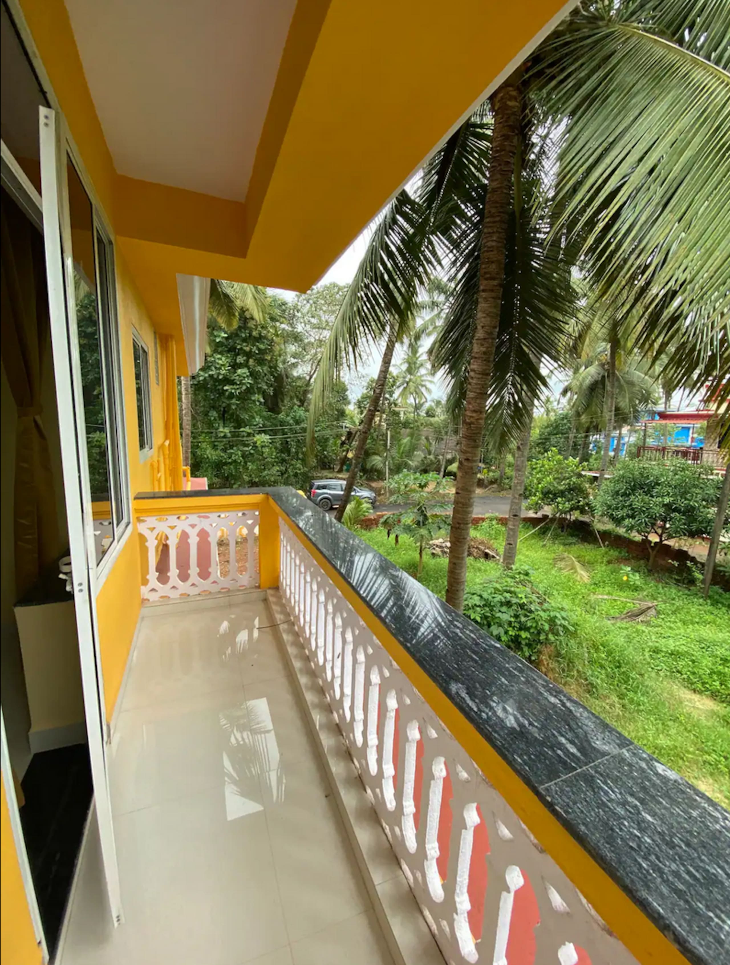 1BHK peaceful studio R2 AC WiFi. 2km Beach 12