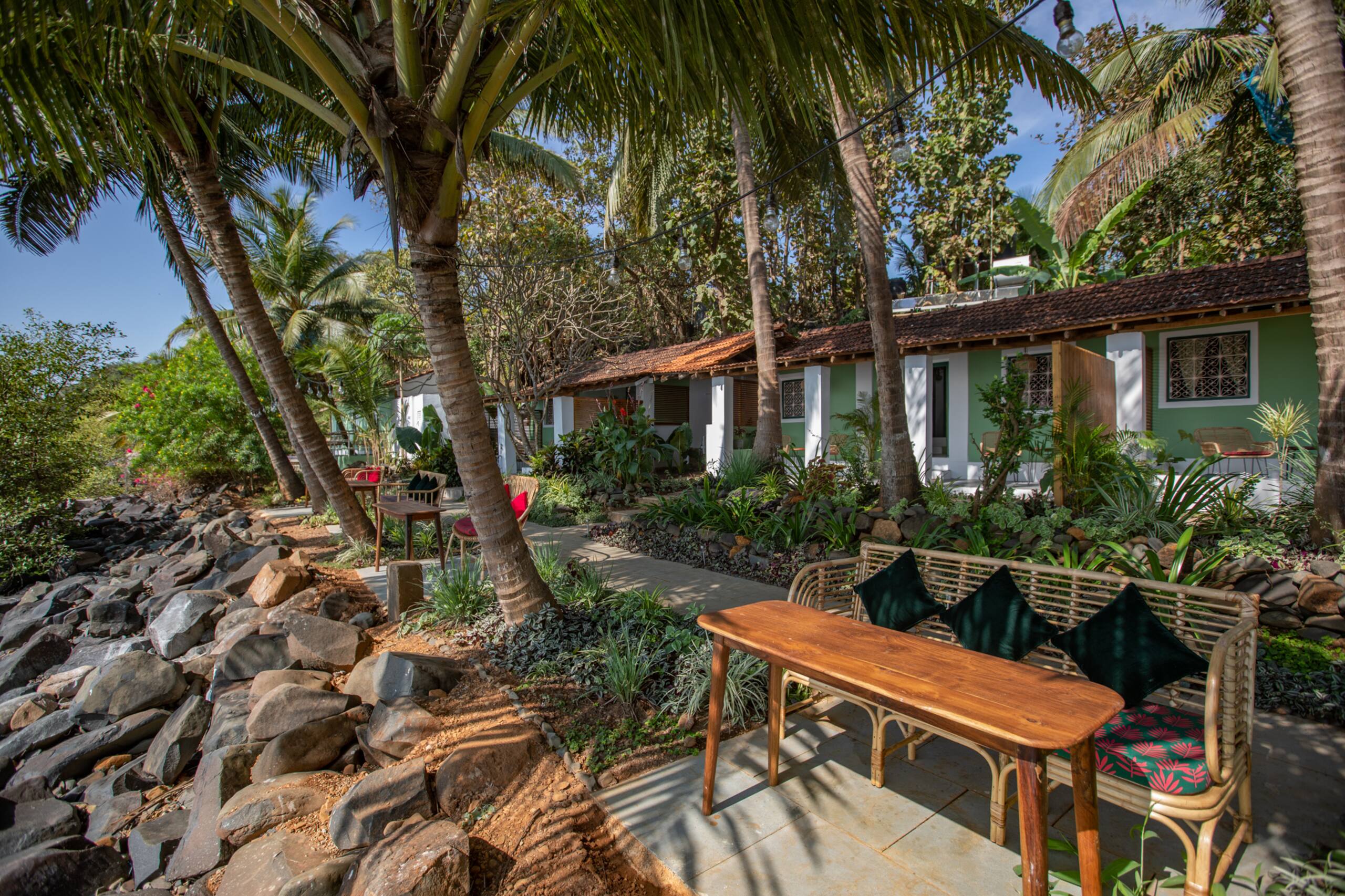 Charming sea-facing room with verandah 16