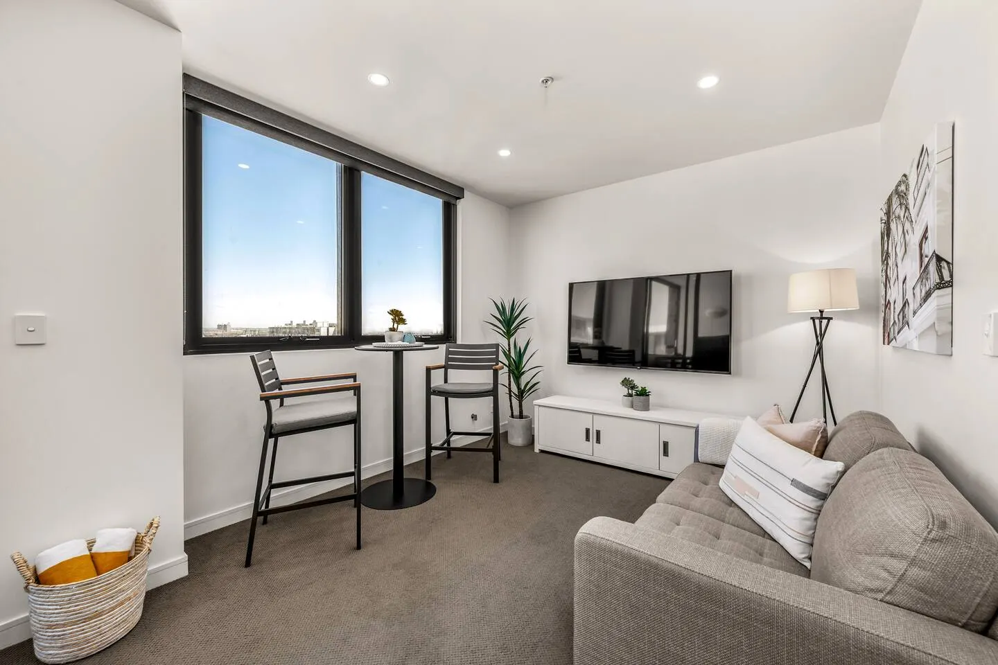 Seaspray - Harbour & City Views - Free Parking 14