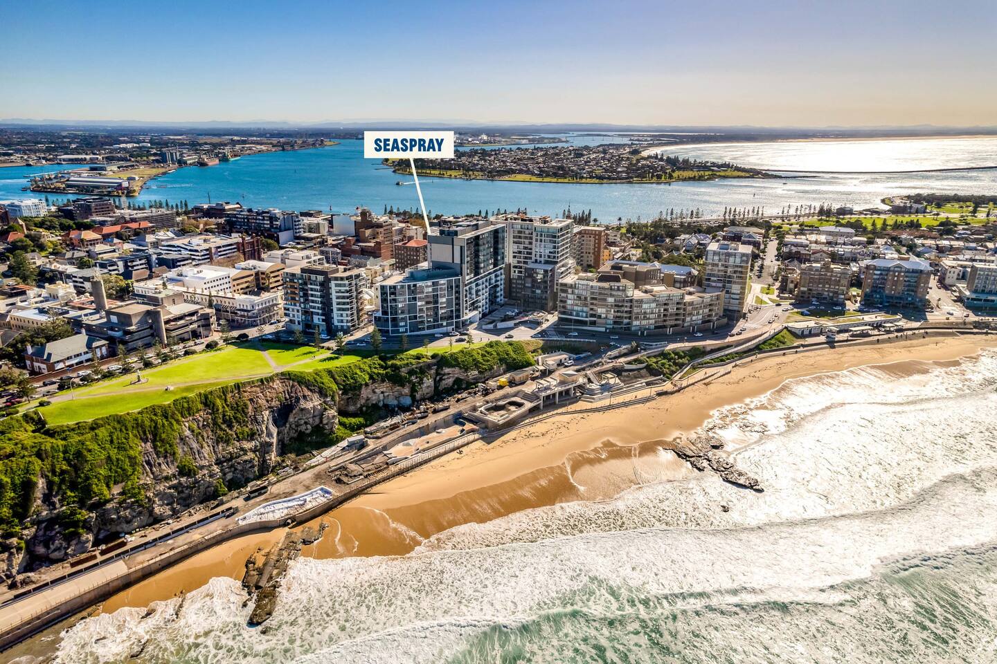 Seaspray - Harbour & City Views - Free Parking 3