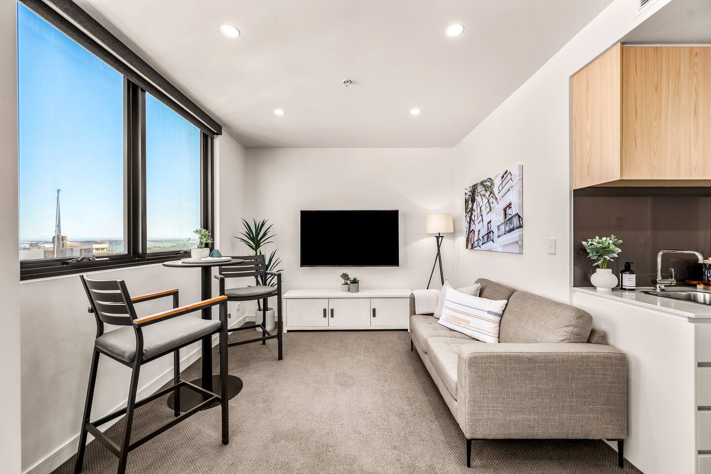 Seaspray - Harbour & City Views - Free Parking 4
