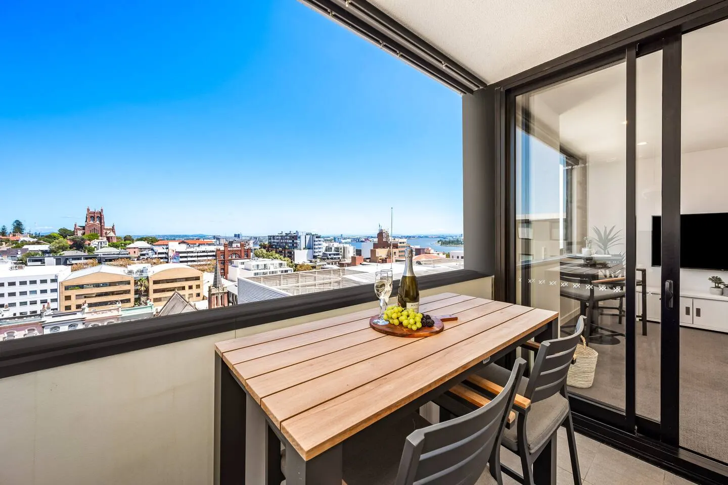 Seaspray - Harbour & City Views - Free Parking 8