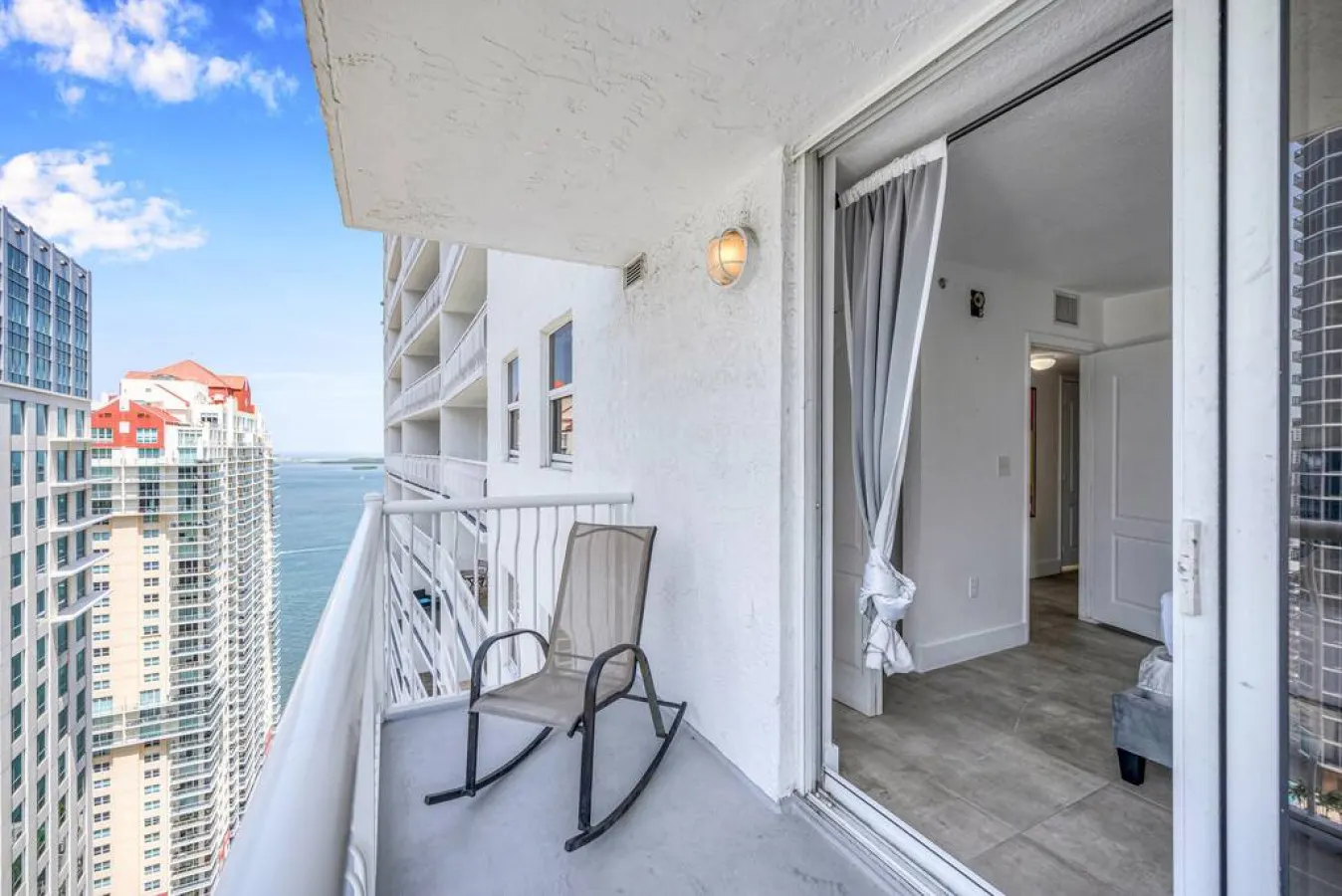 Amazing spacious unit 37th floor 17