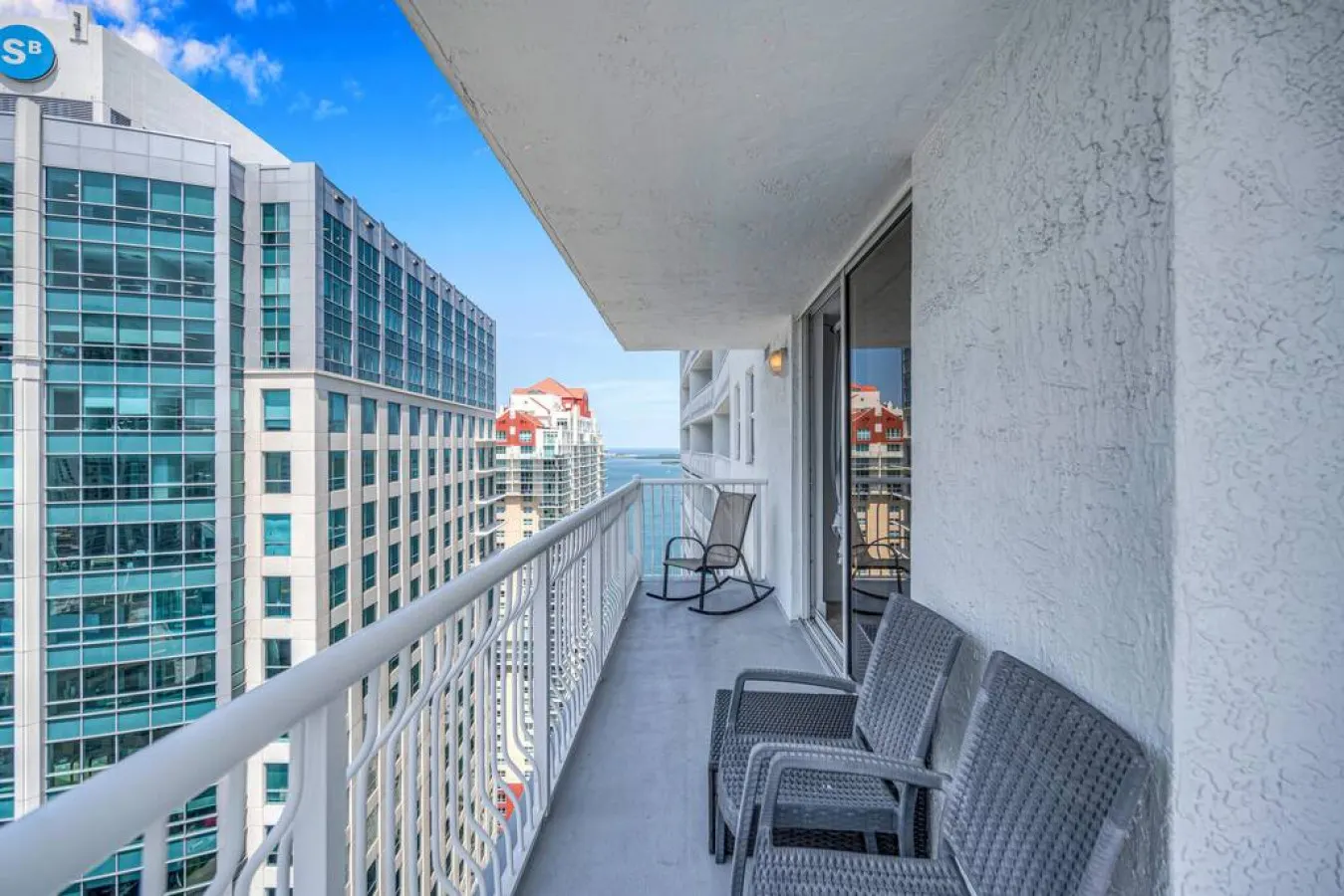 Amazing spacious unit 37th floor 19