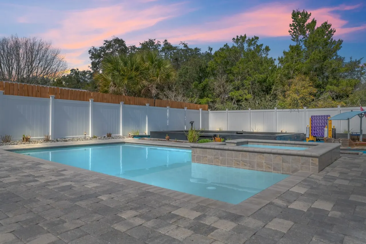Gulf Breeze Getaway Beach Walk + Backyard Pool 2