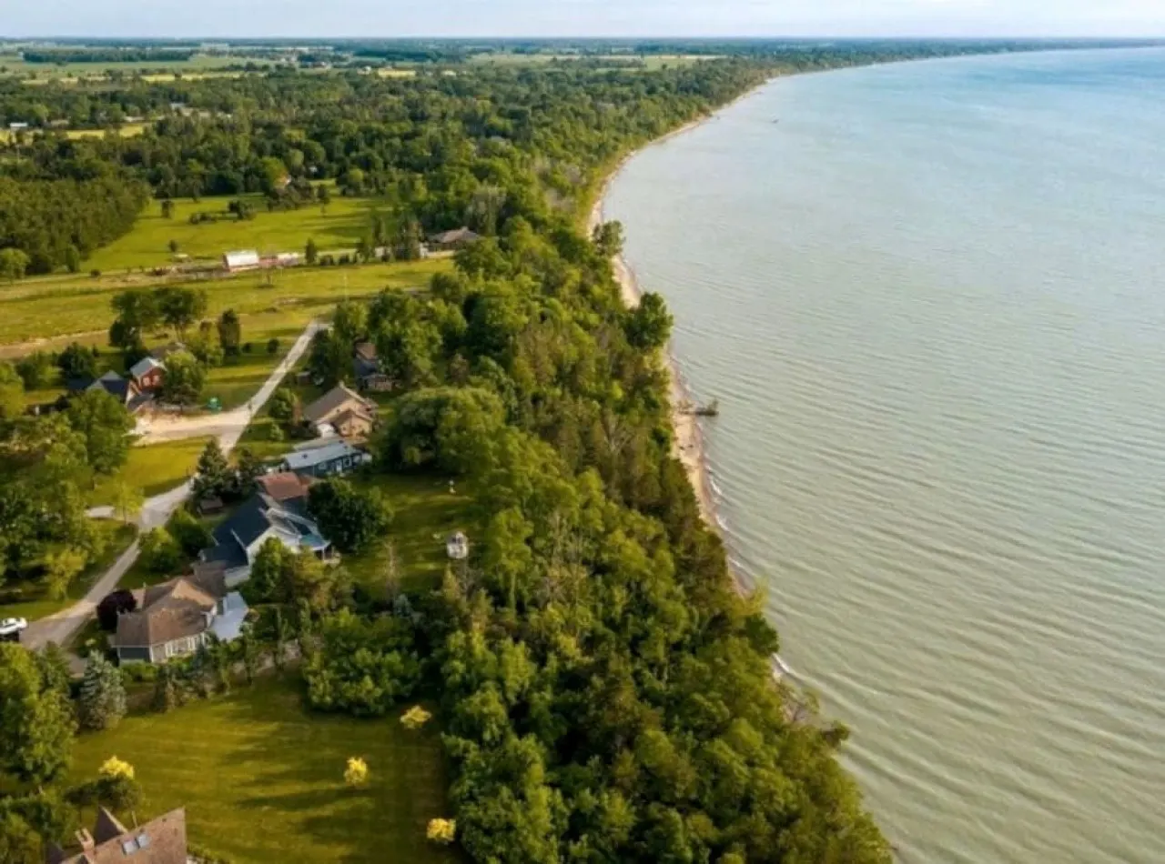Lake Huron Cottage with Hot Tub 5
