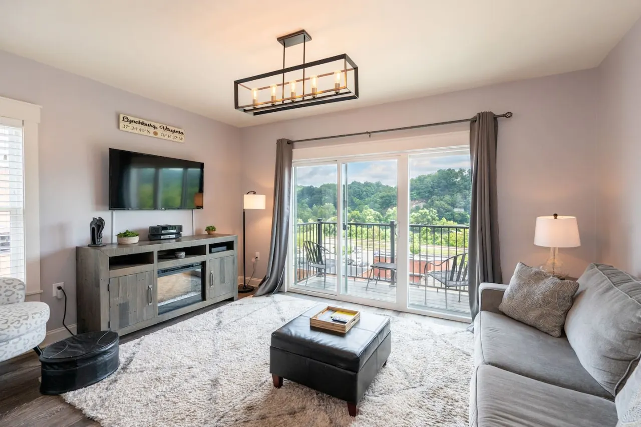 Beautiful Downtown/River VIEWS! Walk Everywhere! 1