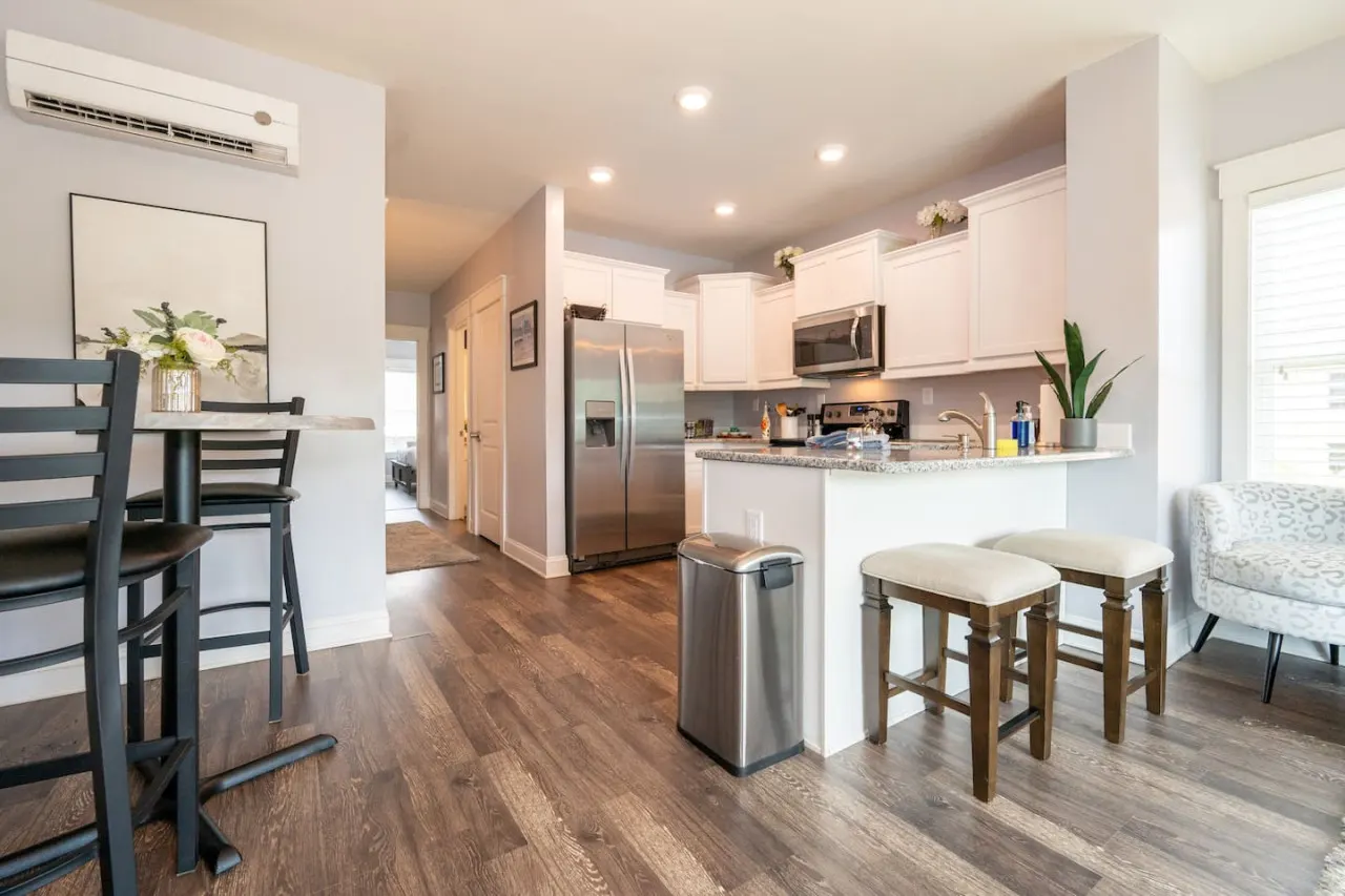 Beautiful Downtown/River VIEWS! Walk Everywhere! 4