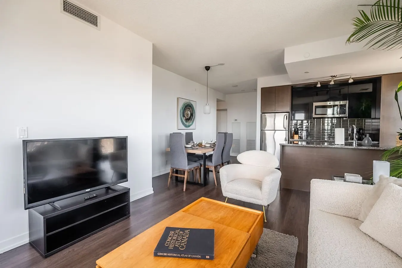 Modern 2BR/2BA Breathtaking Views Parking Spot 10