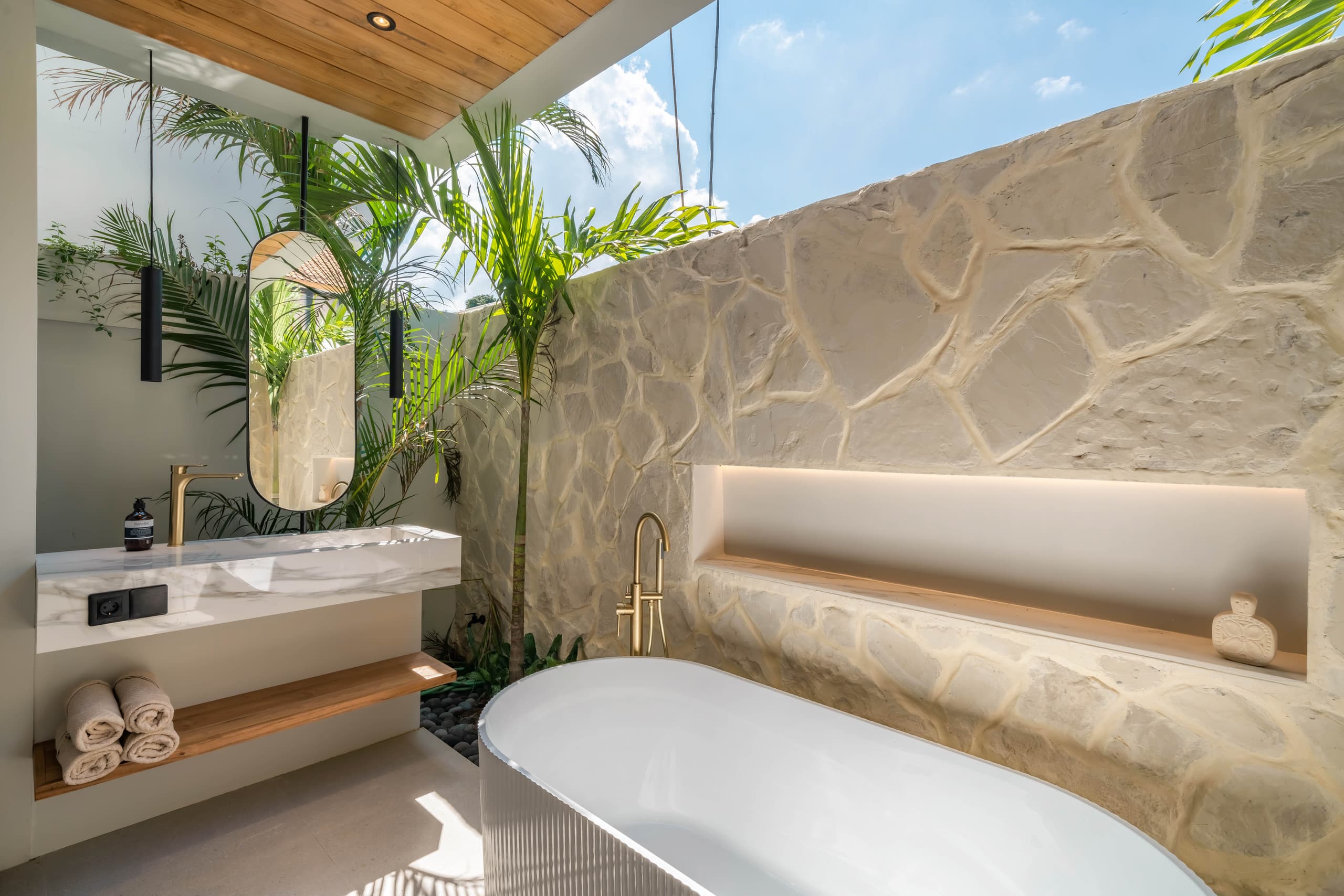 Luxe & Stylish 3BR Villa Just Steps from the Beach — photo 5