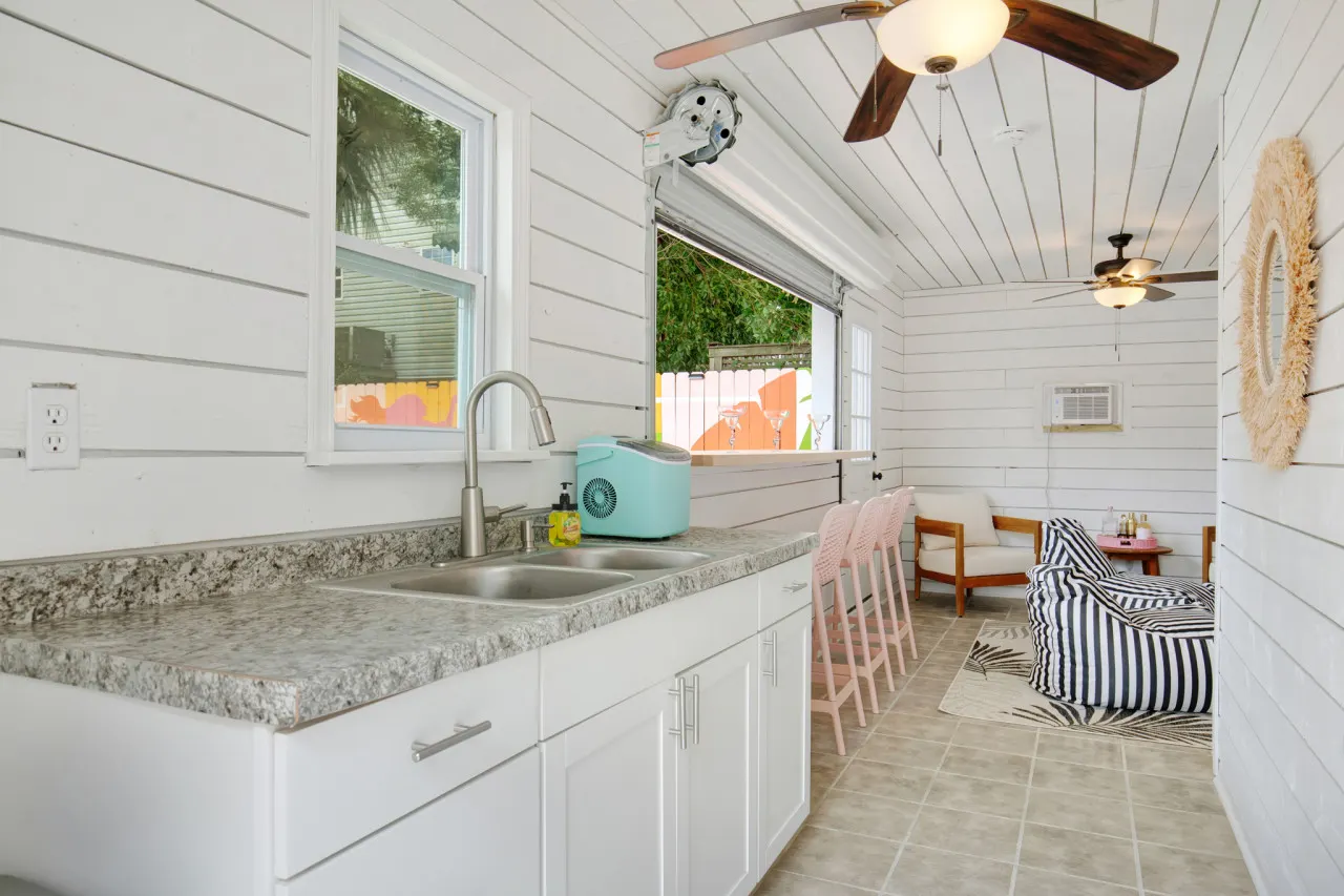 6 Bed 4 ba Resort Style Home Heated Pool and Pool House 16