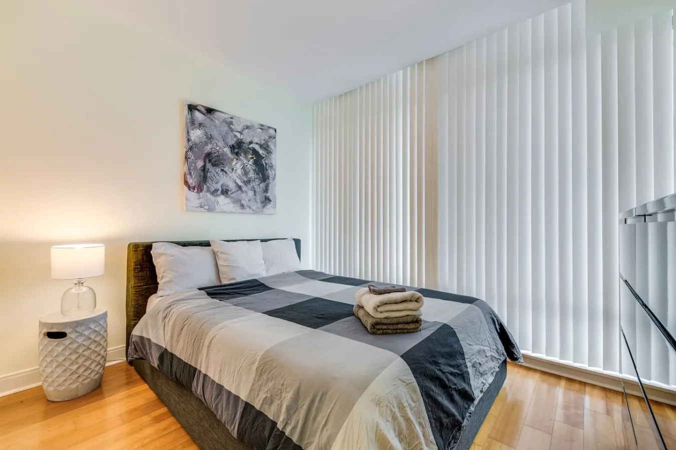Beautiful 2BR Suite • Yorkville • Free Parking