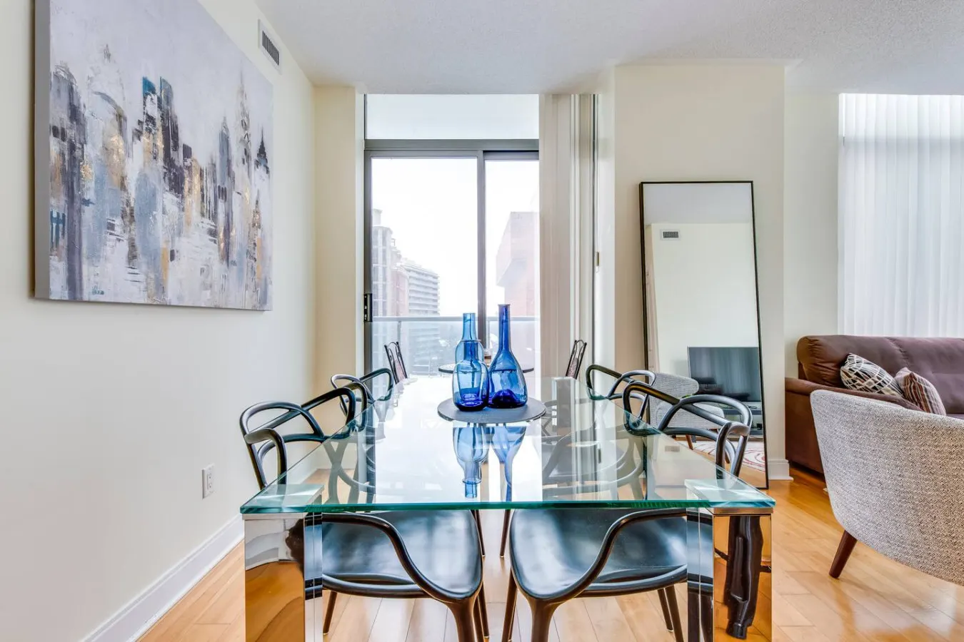 Beautiful 2BR Suite Yorkville Free Parking 2