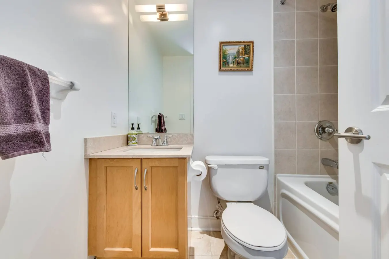 Beautiful 2BR Suite Yorkville Free Parking 9