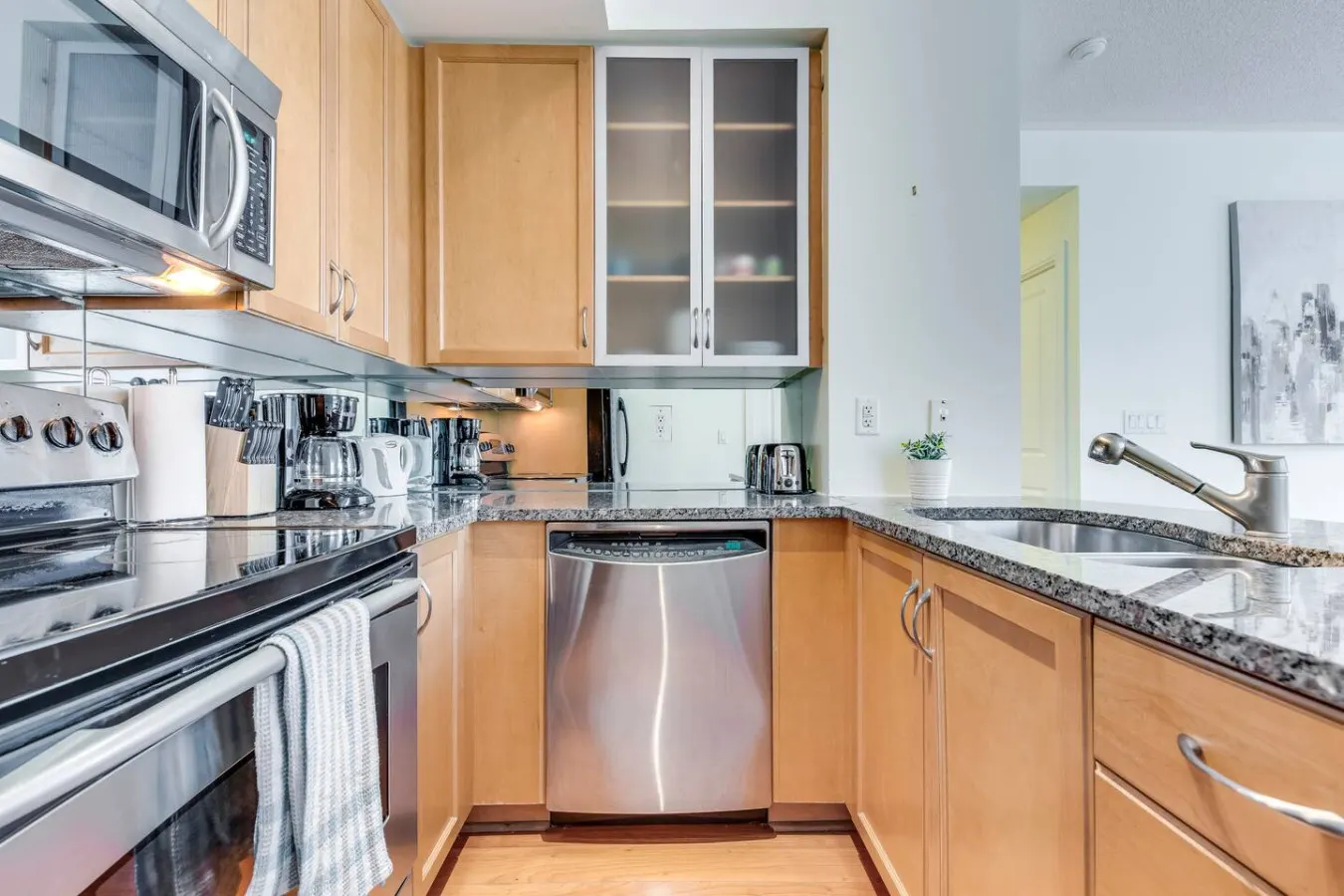 Beautiful 2BR Suite Yorkville Free Parking 10