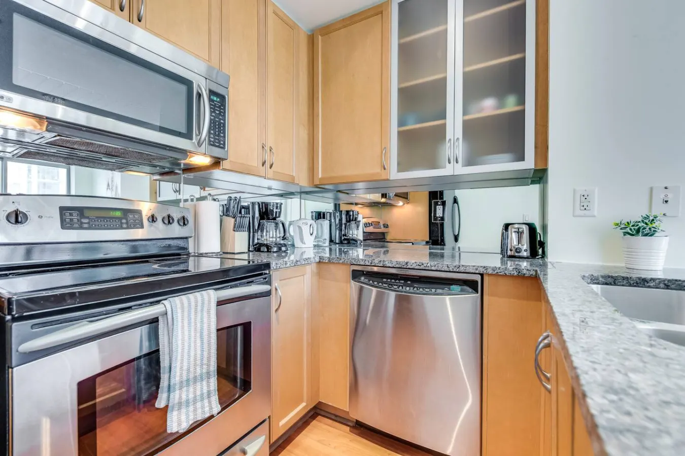 Beautiful 2BR Suite Yorkville Free Parking 11