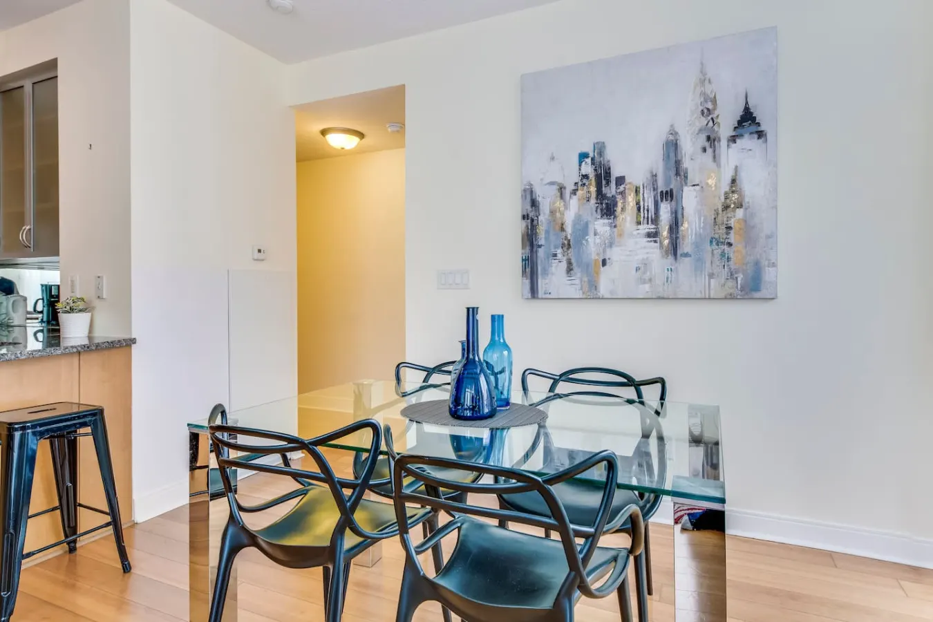 Beautiful 2BR Suite Yorkville Free Parking 12