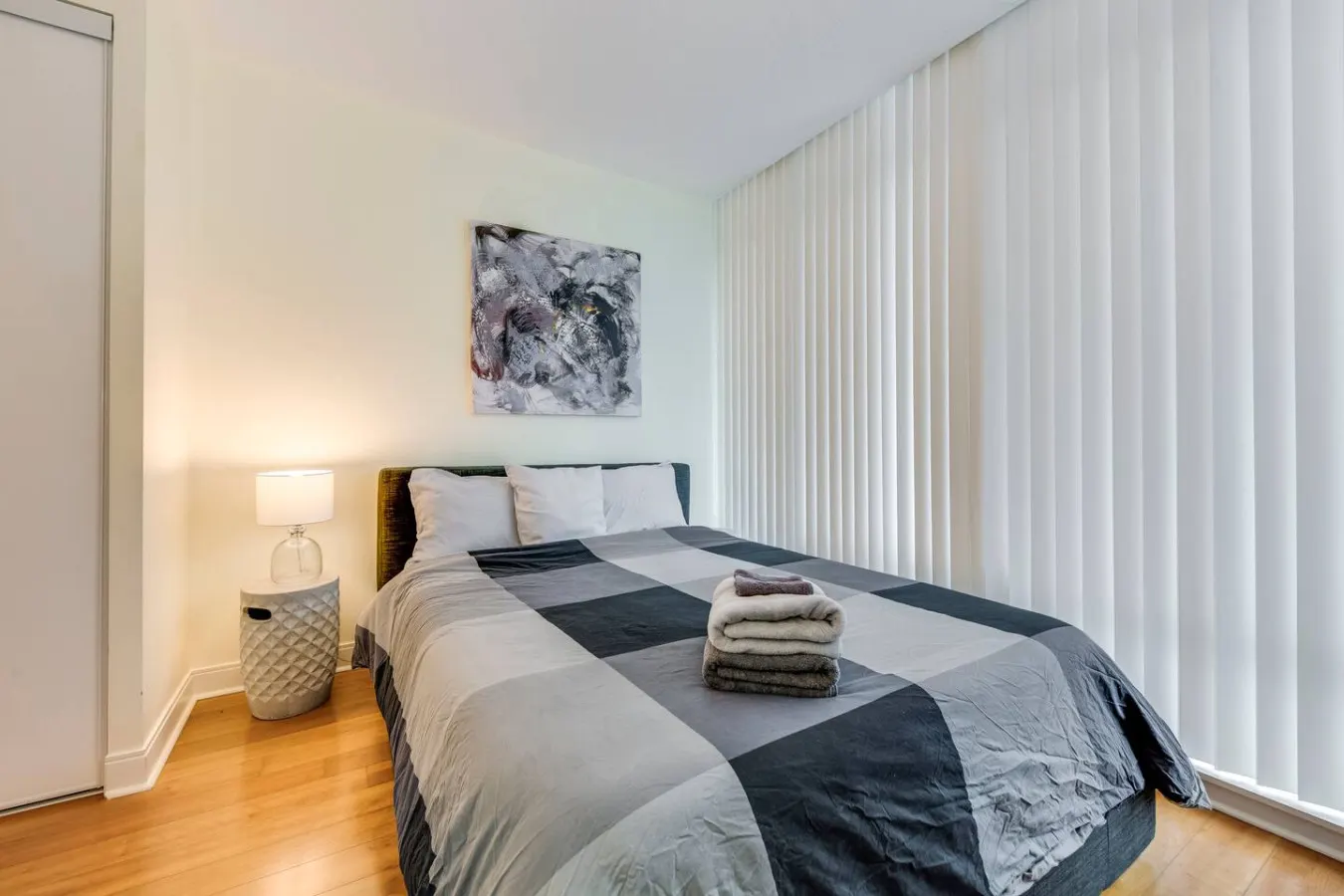 Beautiful 2BR Suite Yorkville Free Parking 13