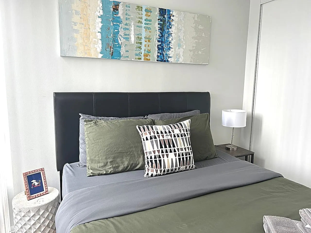 Beautiful 2BR Suite Yorkville Free Parking 14