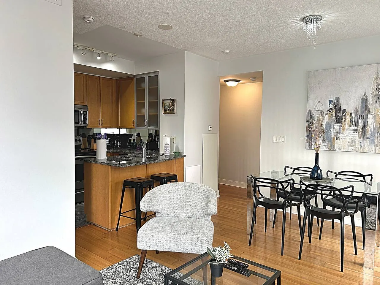 Beautiful 2BR Suite Yorkville Free Parking 15