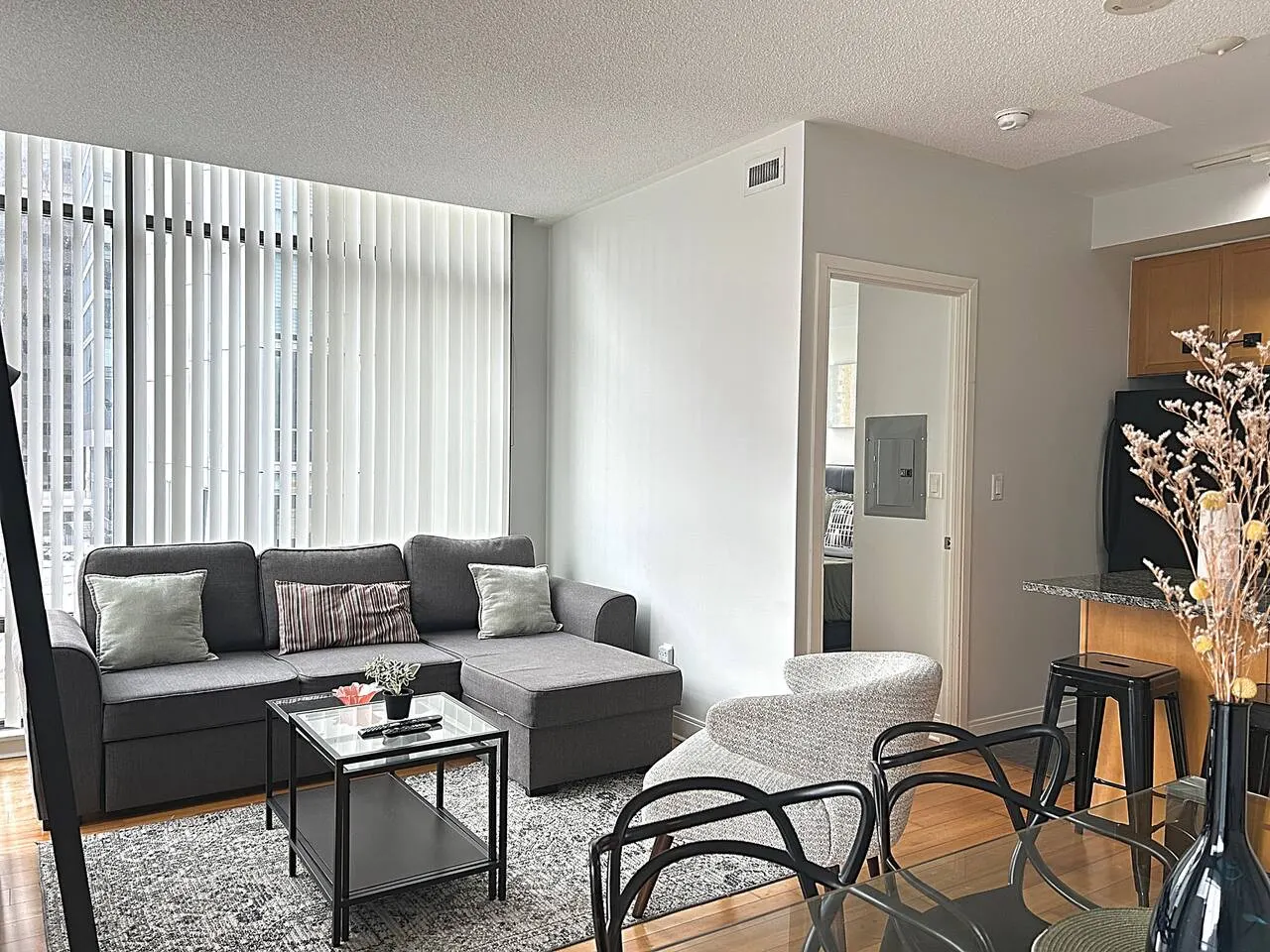 Beautiful 2BR Suite Yorkville Free Parking 16