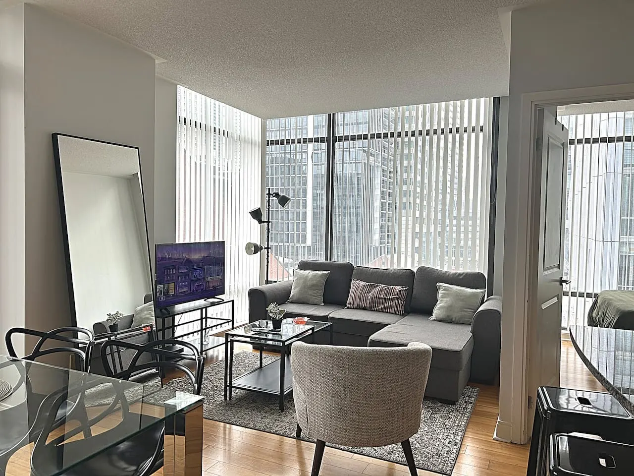 Beautiful 2BR Suite Yorkville Free Parking 3