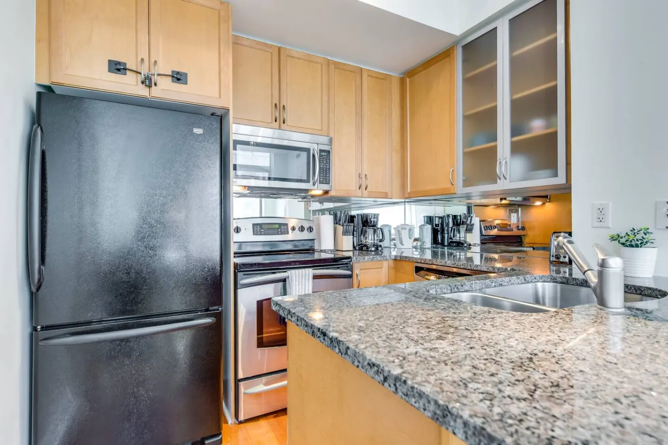 Beautiful 2BR Suite Yorkville Free Parking 4