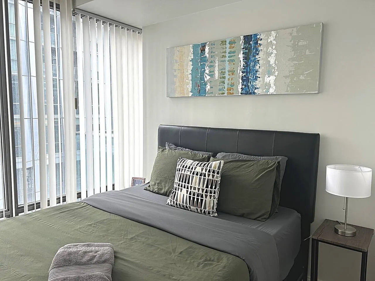 Beautiful 2BR Suite Yorkville Free Parking 5