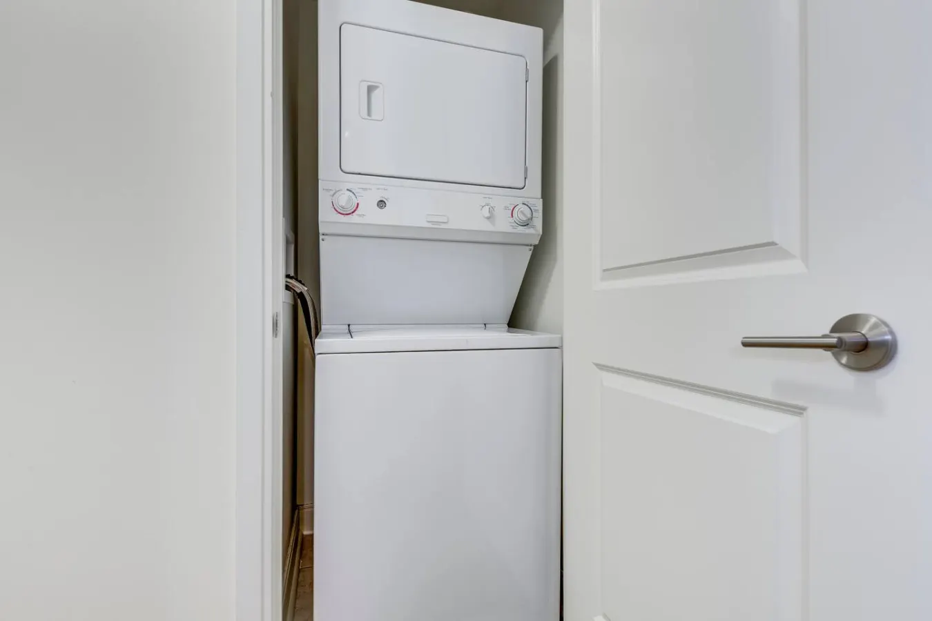 Beautiful 2BR Suite Yorkville Free Parking 6