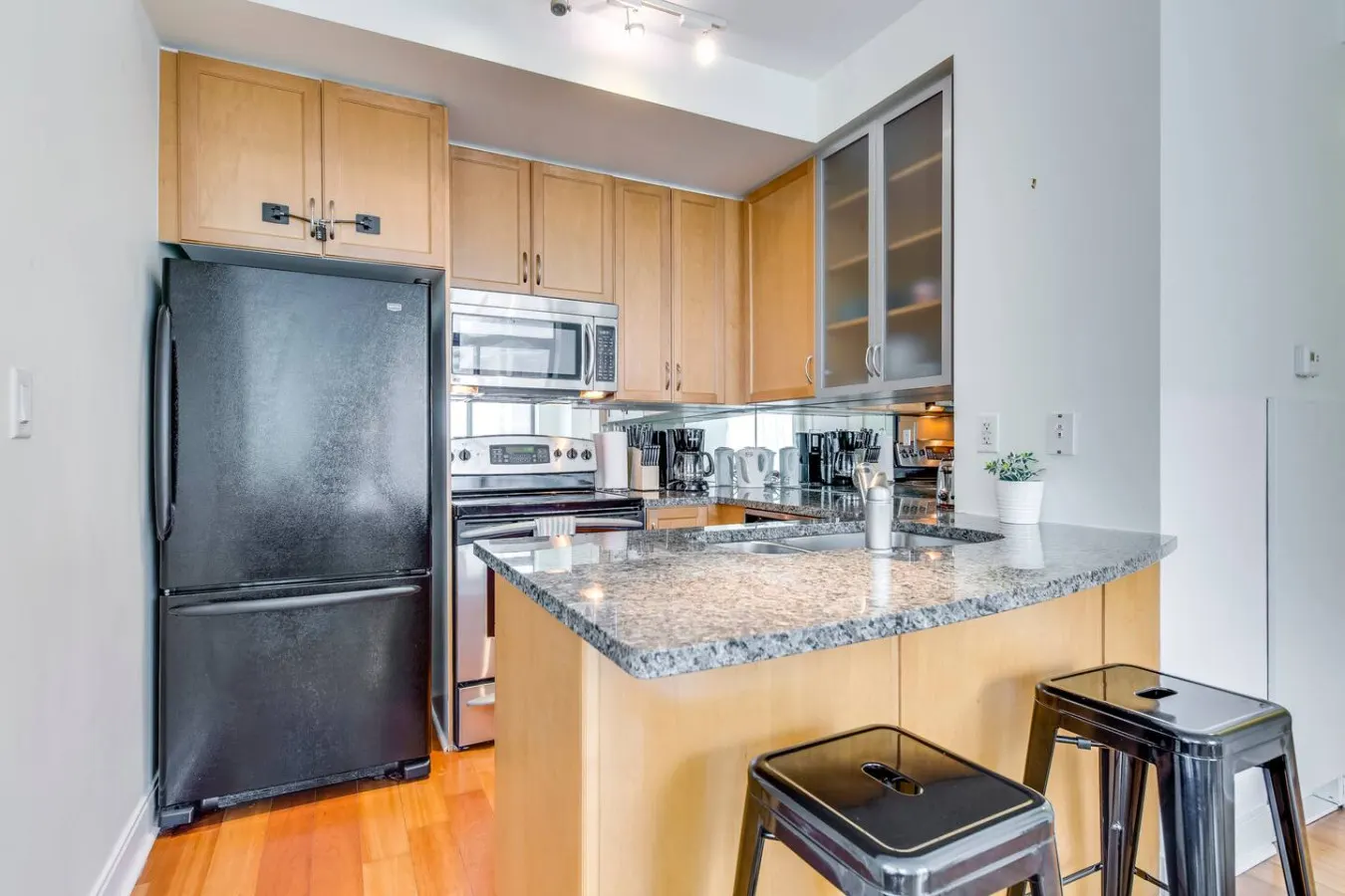 Beautiful 2BR Suite Yorkville Free Parking 7