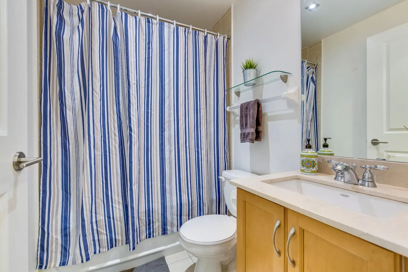 Beautiful 2BR Suite Yorkville Free Parking 8