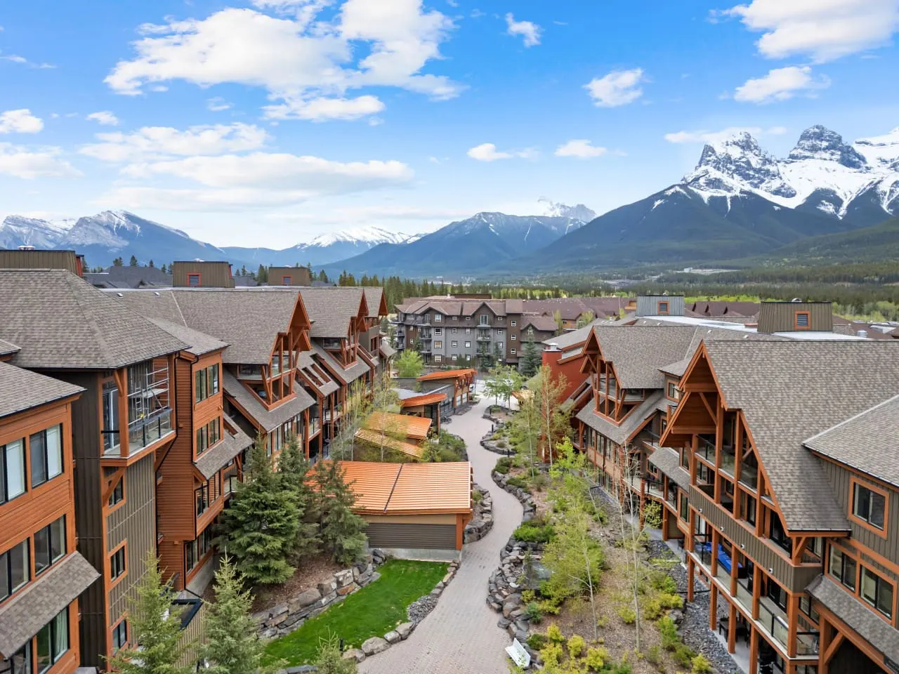 Near Banff: Fireplace, Pool & Hot Tub Access 9