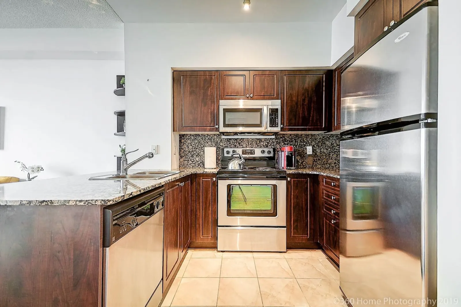 Luxurious 1BR in of downtown with Balcony 4