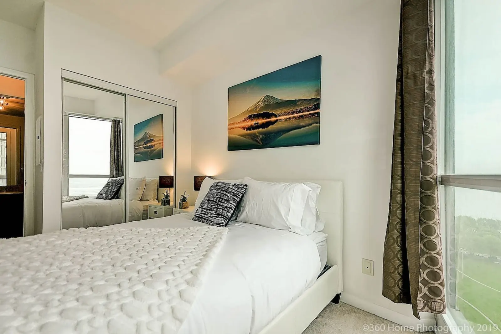 Luxurious 1BR in of downtown with Balcony 7