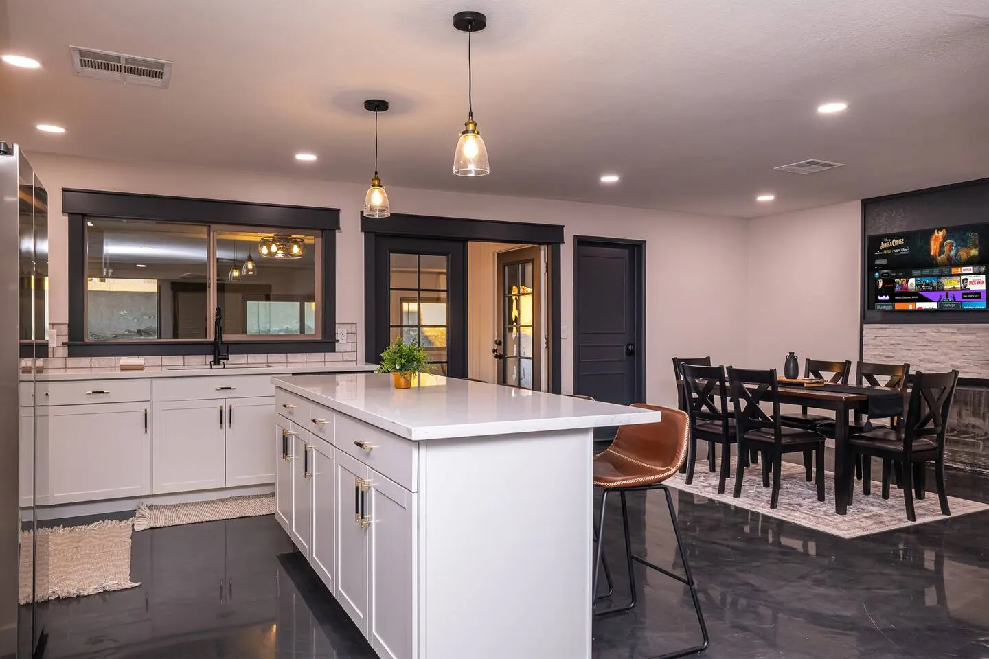 Modern Comfort 3BD 2BA Game room Sleeps 12 11