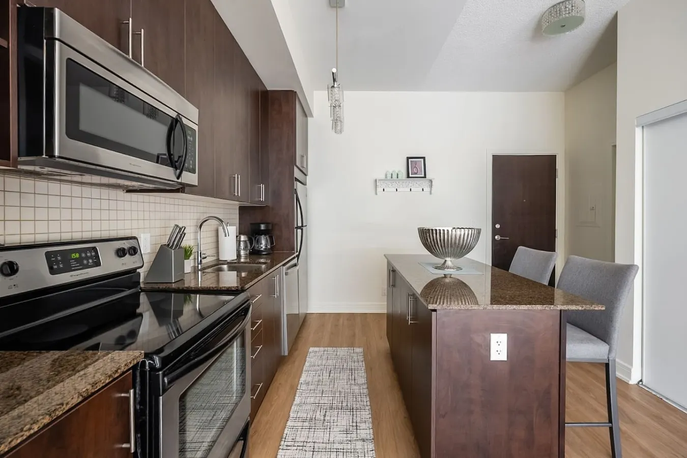 Stylish 1BR Urban Retreat Workspace Sleeps 4 12