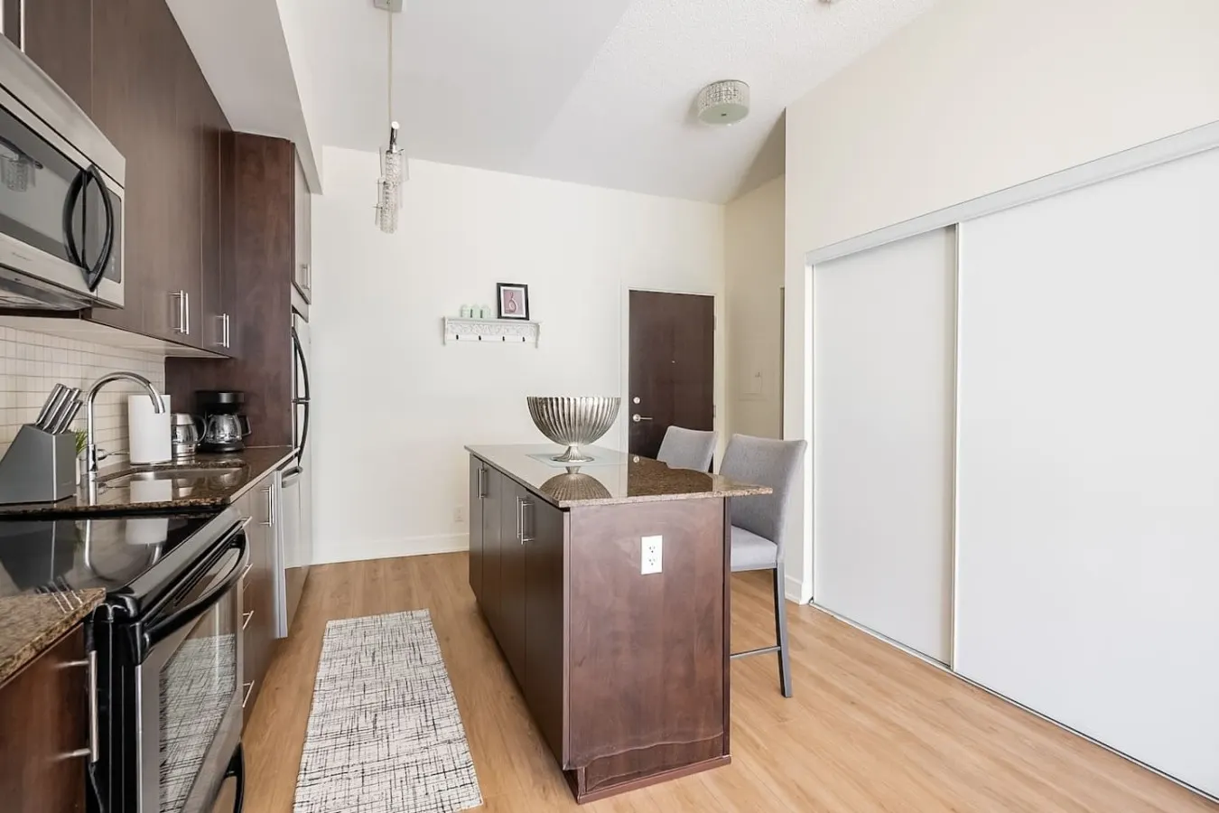 Stylish 1BR Urban Retreat Workspace Sleeps 4 13