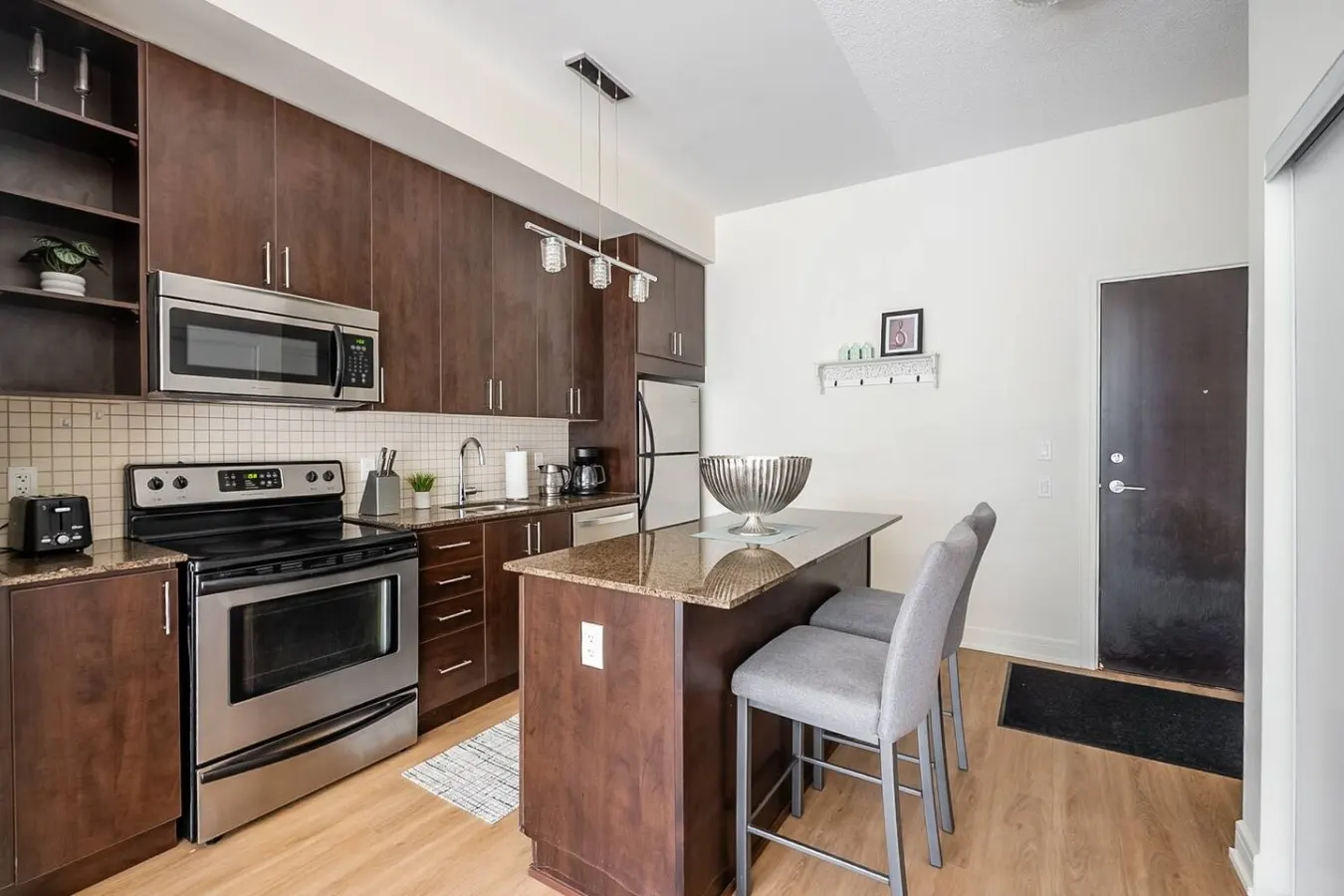 Stylish 1BR Urban Retreat Workspace Sleeps 4 14