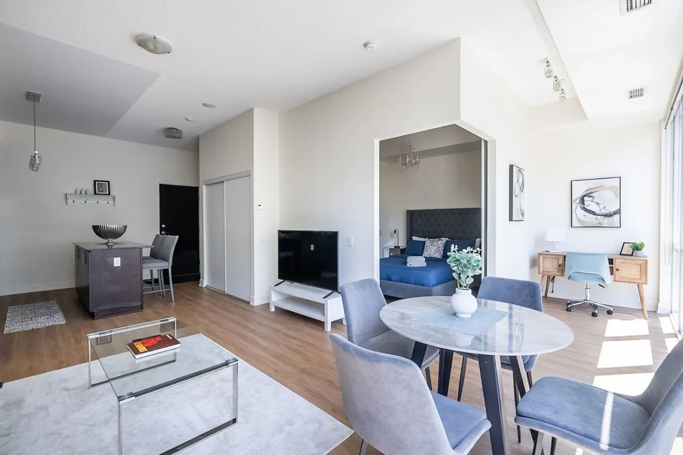Stylish 1BR Urban Retreat Workspace Sleeps 4 15