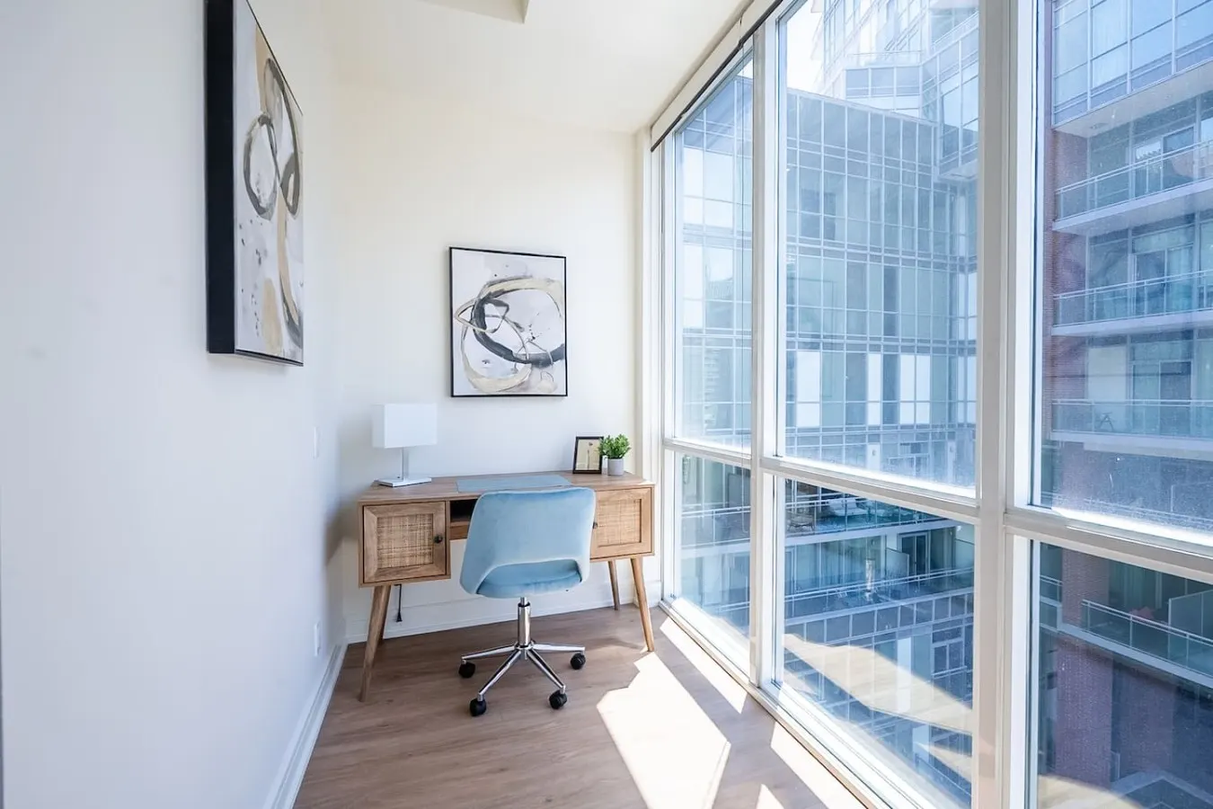 Stylish 1BR Urban Retreat Workspace Sleeps 4 16