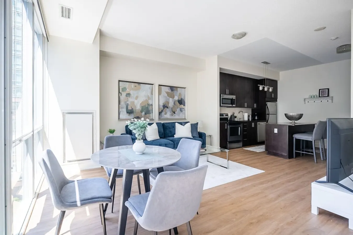 Stylish 1BR Urban Retreat Workspace Sleeps 4 17