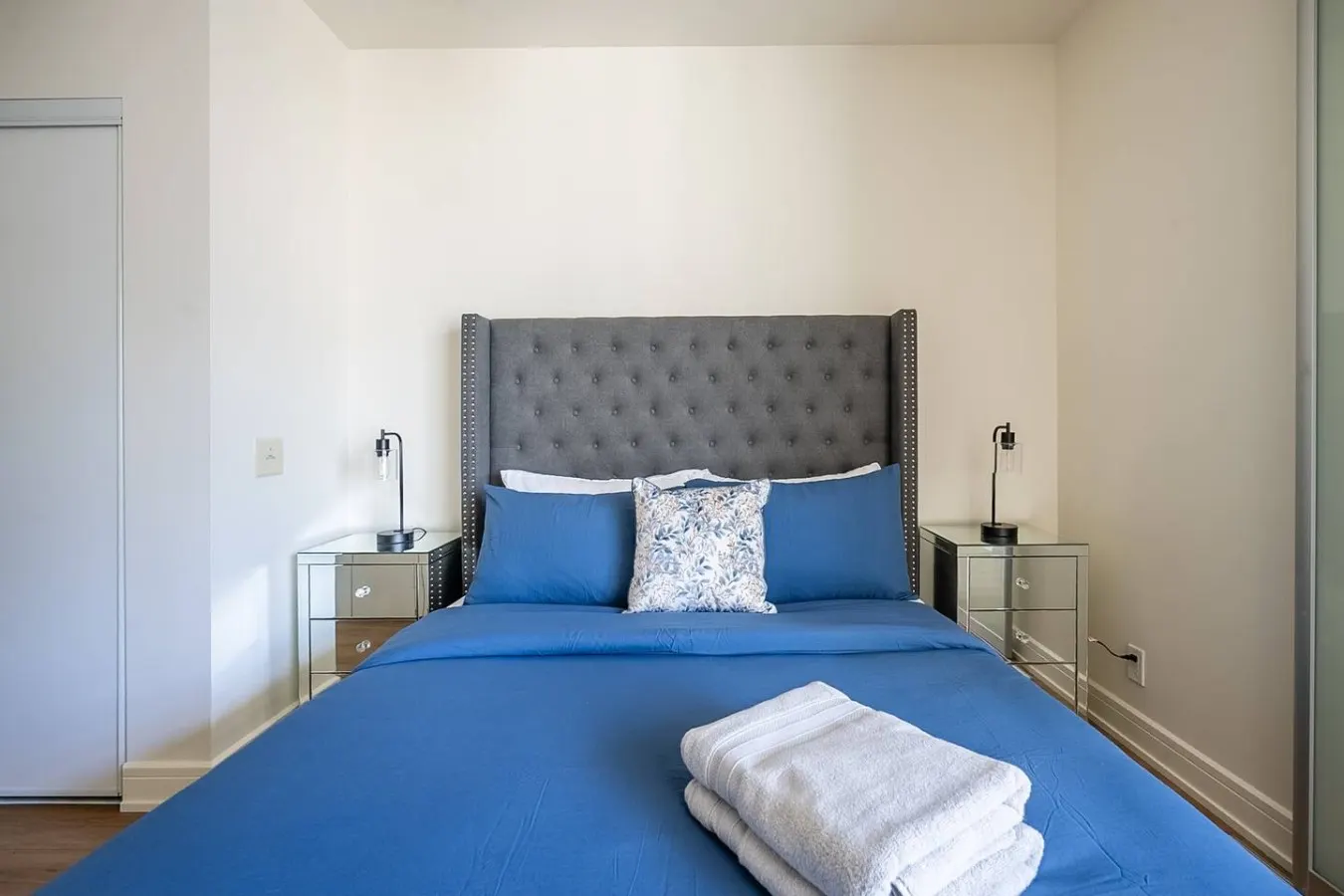 Stylish 1BR Urban Retreat Workspace Sleeps 4 18