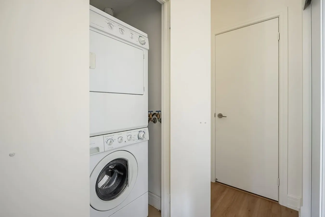 Stylish 1BR Urban Retreat Workspace Sleeps 4 19