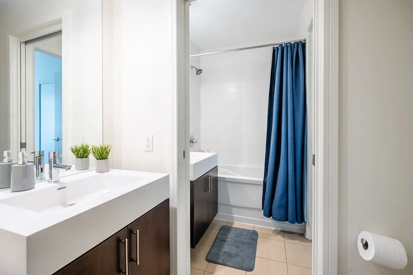 Stylish 1BR Urban Retreat Workspace Sleeps 4 20