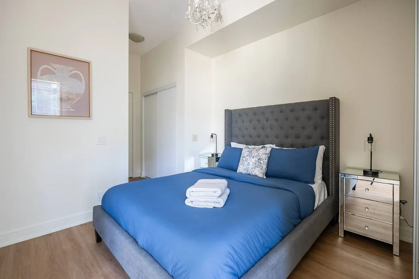 Stylish 1BR Urban Retreat Workspace Sleeps 4 4